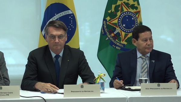 Bolsonaro nunca teve nenhuma preocupação com o decoro, pelo contrário, sempre escolheu um discurso agressivo, nada polido. Na tentativa de parecer o “diferentão”, Bolsonaro assumiu o posto de presidente mais bizarro da história do Brasil