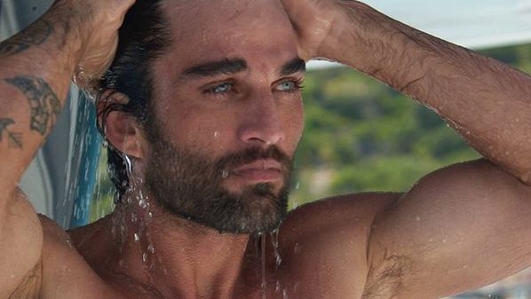 Tiago Garcia, de 36 anos, chama atenção pelos olhos azuis vibrantes e decolou em carreira internacional passando pelo Chile, Turquia e, agora, modelando no México