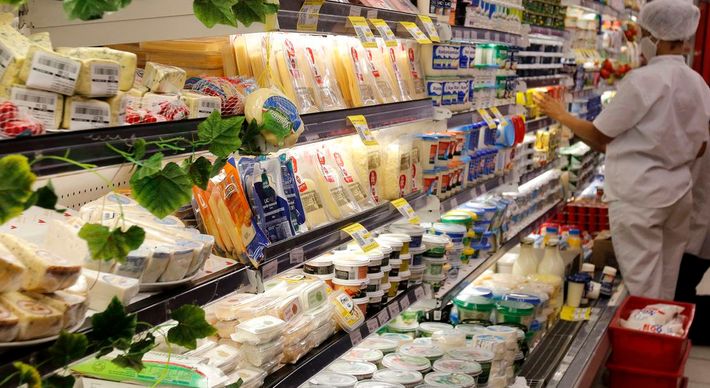 Associações do setor supermercadista apontam que o aumento no preço de itens da cesta básica chega a superar 20% no acumulado de 12 meses, em produtos como leite, arroz, feijão e óleo de soja