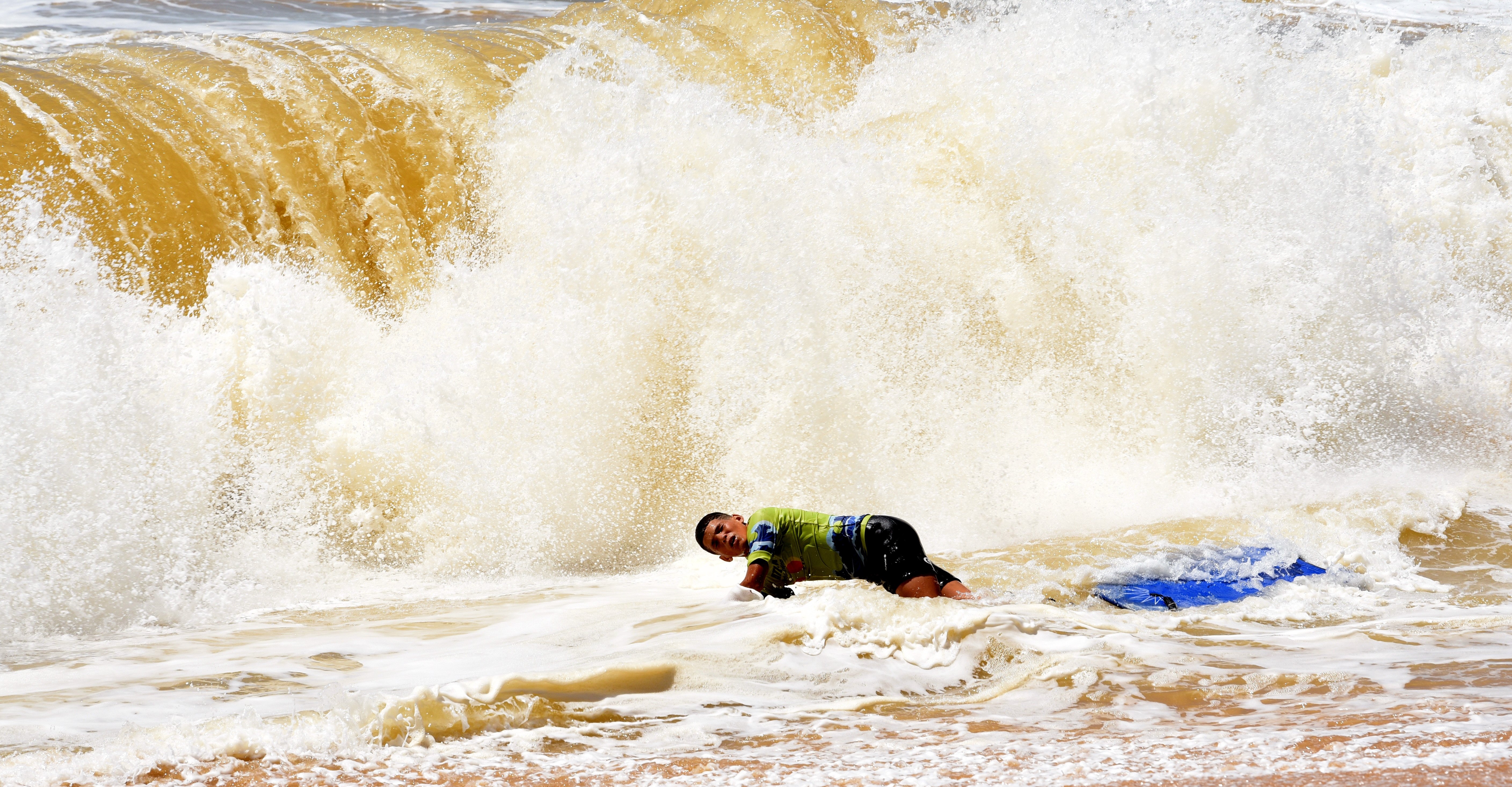 Data: 04/11/2019 - ES - Vila Velha - Surfista aproveitando as ondas na Praia de Itaparica - Editoria: Cidades - Foto: Ricardo Medeiros - GZ