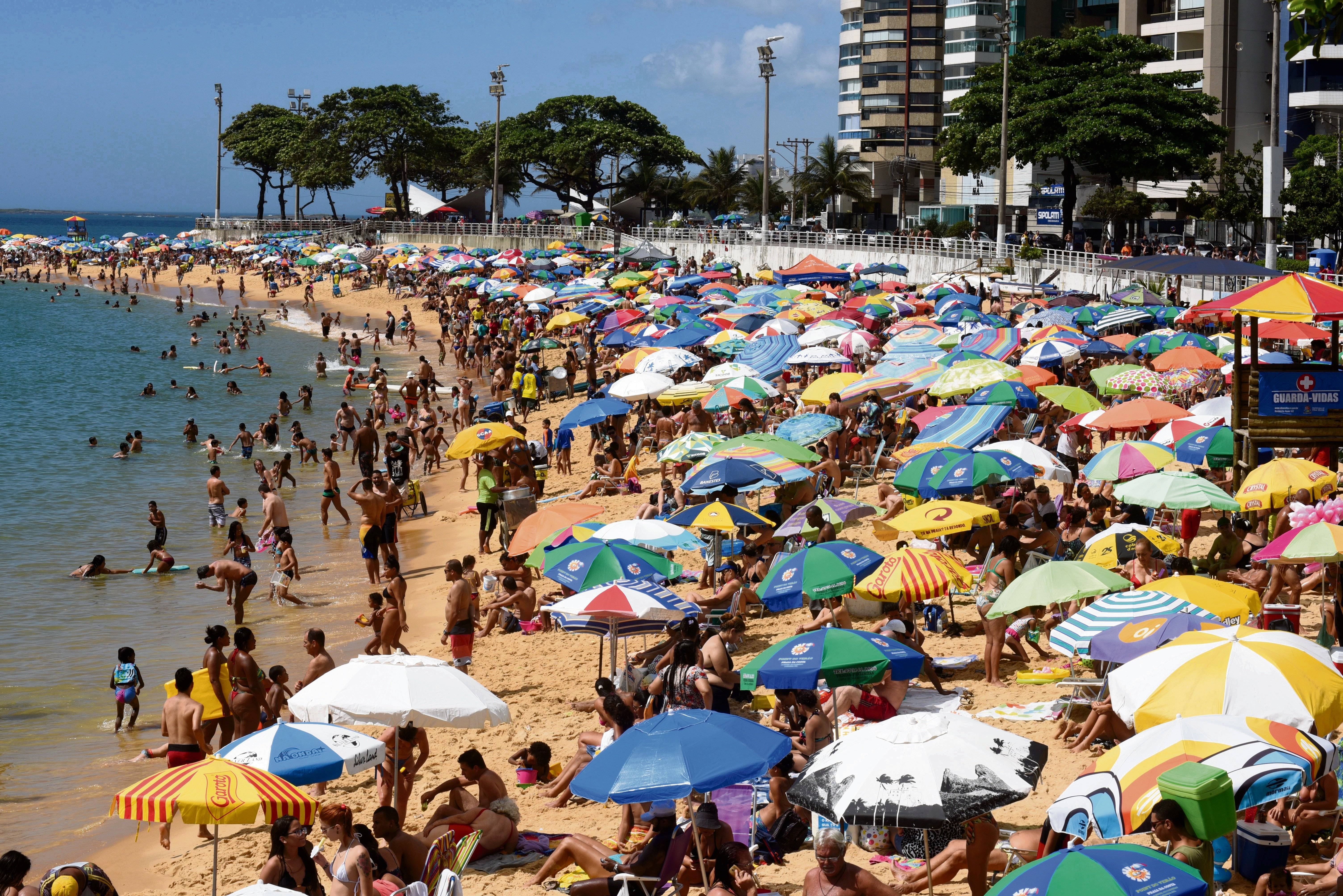 Data: 07/01/2018 - ES - Vila Velha - Movimento de pessoas na praia da Costa - Banhistas - Editoria: Cidades - Foto: Ricardo Medeiros - GZ