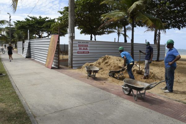 Operários trabalham em obras de quiosques na orla de Vila Velha