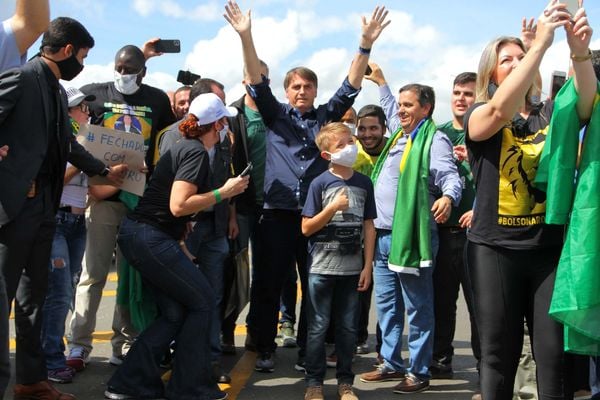 O Presidente Jair Bolsonaro durante manifestação de apoio ao seu governo na cidade de Brasília, neste domingo (24)