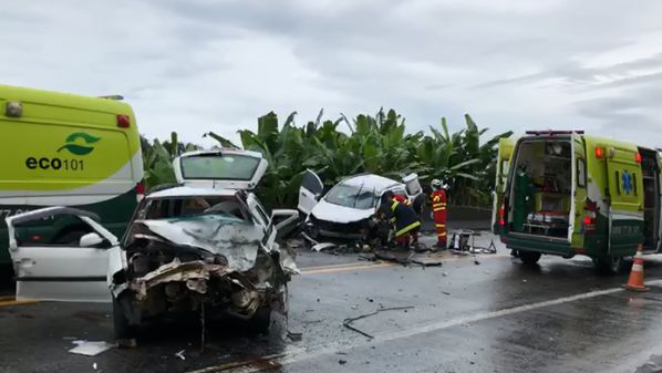 Três veículos de passeio se envolveram na batida, que aconteceu no quilômetro 389,2 da BR 101, na manhã desta segunda-feira (25)