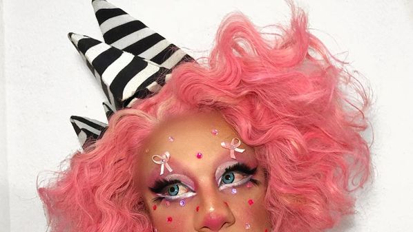 Famosa na cena LGBT+ do Espírito Santo, a drag Mathilda está fazendo sucesso postando uma maquiagem diferente por dia durante isolamento provocado pela pandemia do coronavírus