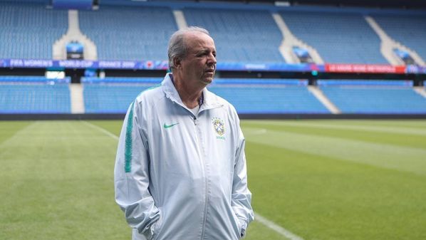 A morte do técnico Oswaldo Alvarez, o Vadão, mexeu com o futebol brasileiro nesta segunda-feira (25). Jogadores e clubes prestaram sua homenagem ao treinador, que morreu vítima de câncer no fígado aos 63 anos