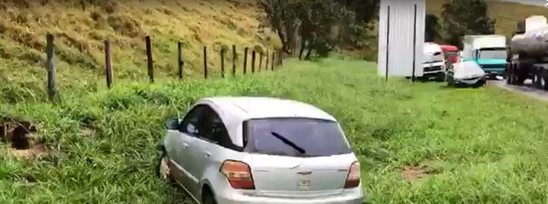 Acidente envolvendo três veículos terminou em morte na BR 101 nesta segunda