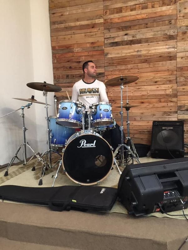 Além de policial, Jean era músico e tocava bateria na igreja que frequentava em Cariacica