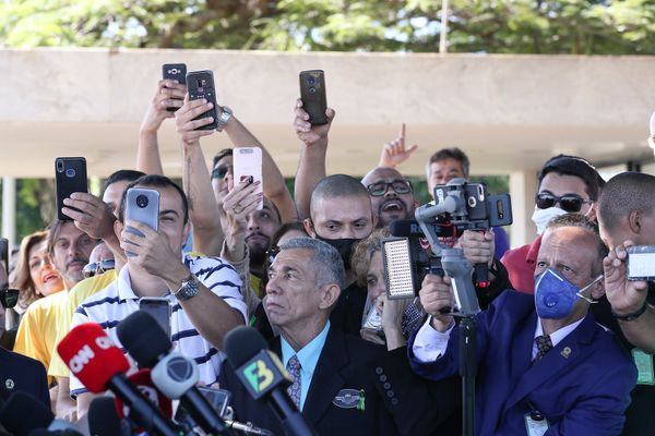 Apoiadores do presidente Jair Bolsonaro aparecem diariamente em cercadinho no Palácio da Alvorada. Imagem é de 29 de abril