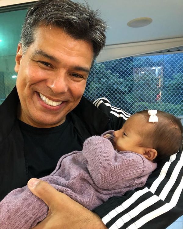  Maurício Mattar com sua neta Esmeralda, nascida em 16 de abril de 2020