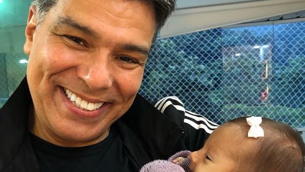 Ator afirma que sonhava em ser avô há anos e vem se divertindo ao lado da neta, de um mês, e da filha caçula, de sete meses
