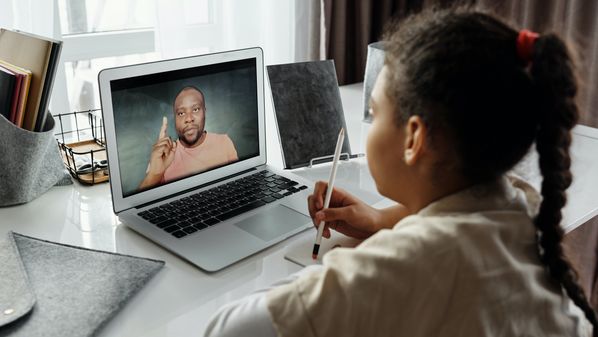 Alterações em regras trabalhistas e projeto de redução linear de mensalidades ameaçam educadores, que têm se desdobrado para inovar nos métodos e gerenciar sobrecarga de trabalho