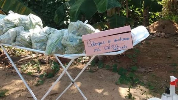 Na beira de uma rodovia em Marilândia, no Noroeste do Estado, o próprio consumidor escolhe a mercadoria, paga e vai embora. O calote é de apenas 1%