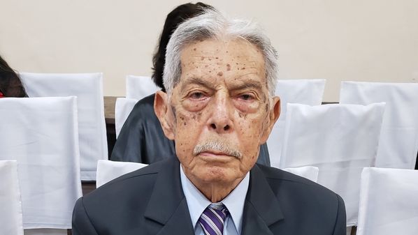 Ex-prefeito de Alegre, no Sul do Estado, o aniversariante do dia até hoje atende no balcão da sua mercearia