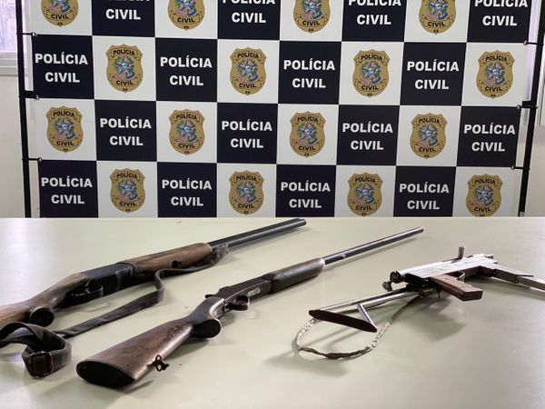 Armas foram encontradas na casa de um homem de 22 anos na Serra