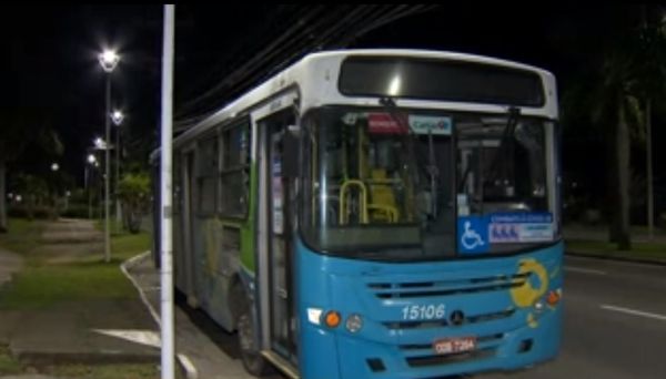 Criminosos entraram em um ônibus da linha 834, do Transcol, na Serra