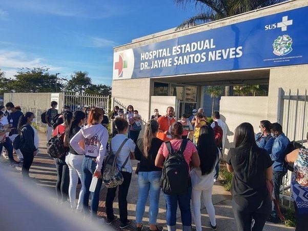 Protesto de profissionais da saúde em frente ao Hospital Dr. Jayme Santos Neves, na Serra
