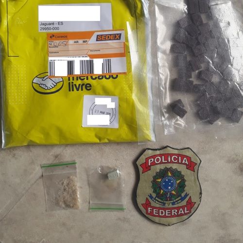 A ação foi realizada em parceria com a área de segurança dos Correios. Foram apreendidos 51 comprimidos de ecstasy e 1 grama da substância conhecida como “MD”