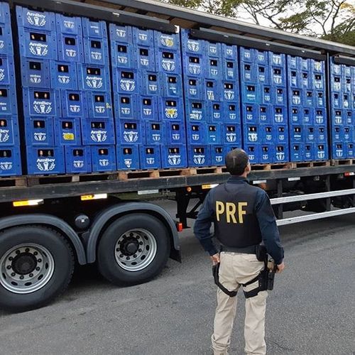 Carga somava mais de 17 mil litros de cerveja; apreensão aconteceu na BR 101 na madrugada desta quarta-feira (27)