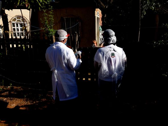 Profissionais de saúde realizam a segunda etapa do inquérito sorológico. Em Viana o primeiro bairro visitado foi Vila Betânia II. por Ricardo Medeiros