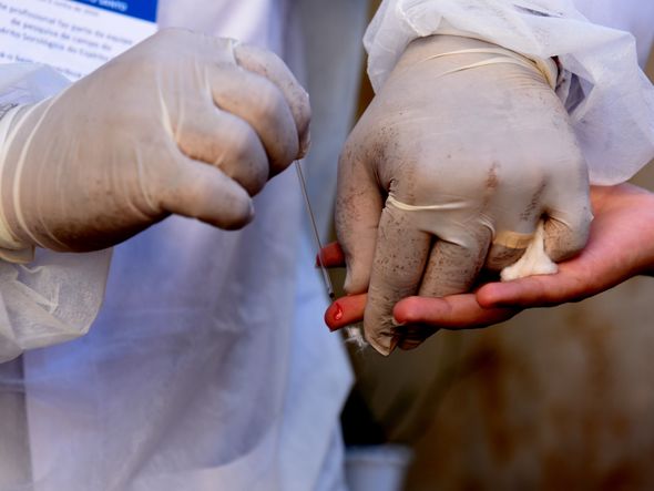 Profissionais de saúde realizam a segunda etapa do inquérito sorológico. Em Viana o primeiro bairro visitado foi Vila Betânia II. por Ricardo Medeiros