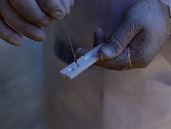 Profissionais de saúde realizam a segunda etapa do inquérito sorológico. Em Viana o primeiro bairro visitado foi Vila Betânia II. por Ricardo Medeiros