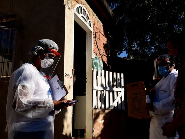 Profissionais de saúde realizam a segunda etapa do inquérito sorológico. Em Viana o primeiro bairro visitado foi Vila Betânia II. por Ricardo Medeiros