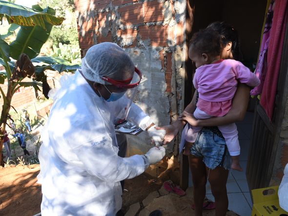 Profissionais de saúde realizam a segunda etapa do inquérito sorológico. Em Viana o primeiro bairro visitado foi Vila Betânia II. por Ricardo Medeiros