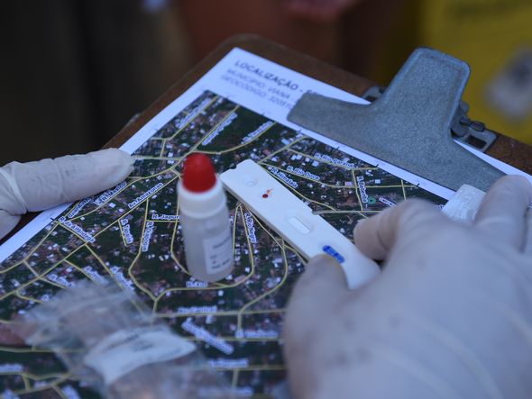Profissionais de saúde realizam a segunda etapa do inquérito sorológico. Em Viana o primeiro bairro visitado foi Vila Betânia II. por Ricardo Medeiros