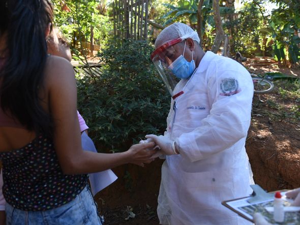 Profissionais de saúde realizam a segunda etapa do inquérito sorológico. Em Viana o primeiro bairro visitado foi Vila Betânia II. por Ricardo Medeiros