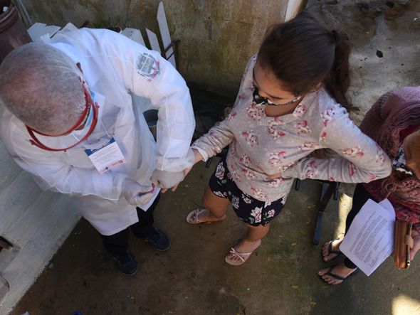 Profissionais de saúde realizam a segunda etapa do inquérito sorológico. Em Viana o primeiro bairro visitado foi Vila Betânia II. por Ricardo Medeiros