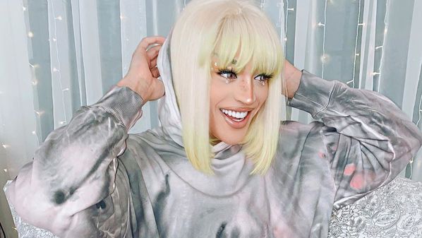 Cantora surgiu em um clique para lá de quente em uma piscina e legendou: 'Molhada'; os fãs ficaram babando e rasgaram elogios à drag no Instagram