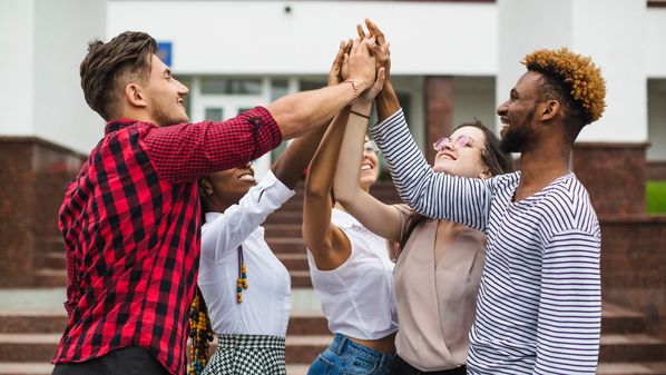 O futuro que está por vir após a pandemia requererá dos jovens um tipo de cidadania que deverá ainda ser construída com o que sobrar desse tempo de incerteza. Requererá de todos, principalmente da juventude, uma reinvenção nunca imaginada