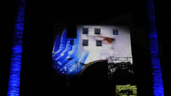 Imagens de profissionais da saúde que estão na linha de frente do combate ao coronavírus foram projetadas no monumento nesta quarta-feira (27)