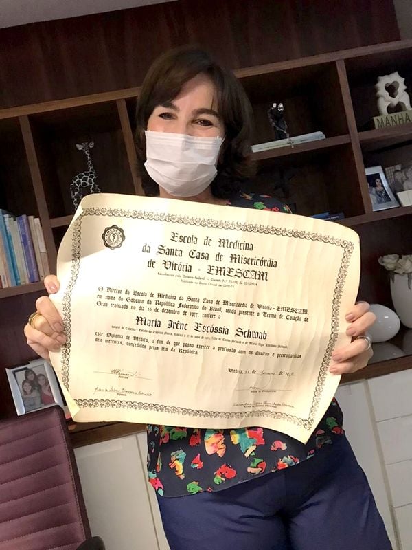 A dermatologista Irene Baldi aproveitou a quarentena para limpar e organizar seus diplomas. Na foto, ela mostra o diploma de formada em Medicina, em 1978. 