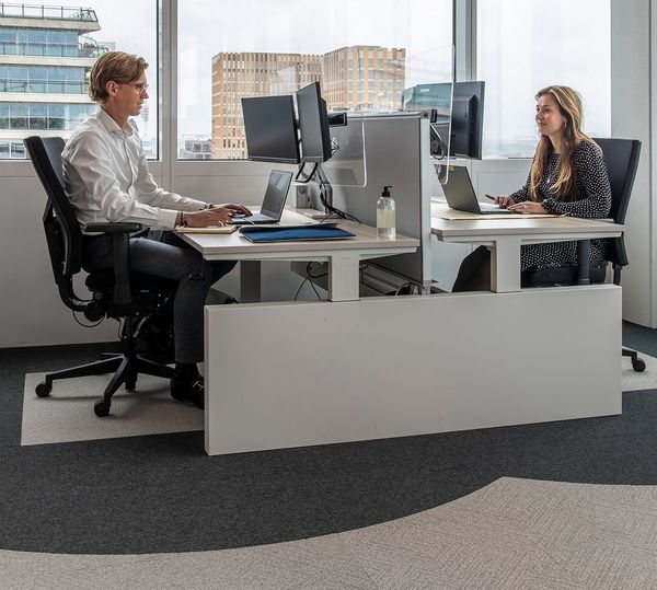 A imobiliária Cushman & Wakefield criou o conceito Six Feet Office em seu escritório em Amsterdã, com mais espaço e novas linguagens gráficas para marcar o distanciamento