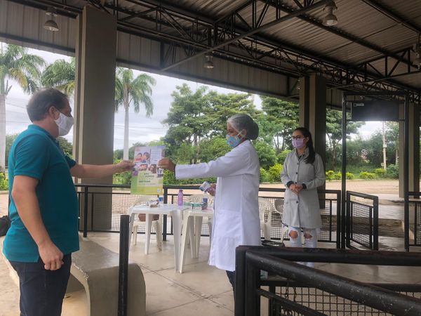 Alunos escrevem e enviam cartas de apoio a profissionais que precisam trabalhar durante a pandemia