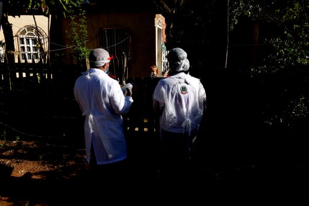 Profissionais de saúde realizam a segunda etapa do inquérito sorológico. Em Viana o primeiro bairro visitado foi Vila Betânia II. por Ricardo Medeiros