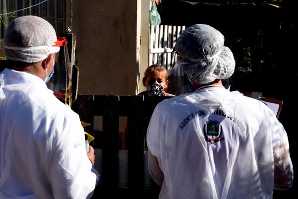 Profissionais de saúde realizam a segunda etapa do inquérito sorológico. Em Viana o primeiro bairro visitado foi Vila Betânia II. por Ricardo Medeiros