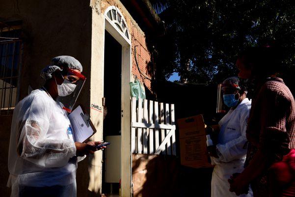 Profissionais de saúde realizam a segunda etapa do inquérito sorológico. Em Viana o primeiro bairro visitado foi Vila Betânia II. por Ricardo Medeiros