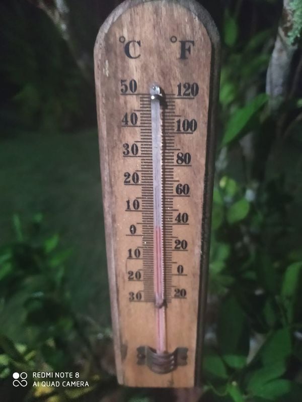 Termômetro marcando 4ºC em sítio de Santa Teresa na manhã desta quarta-feira (27) por Everton Moreira