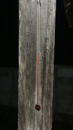 Termômetro marcando 4ºC no distrito de Providência, em Venda Nova do Imigrante, na manhã desta quarta (27)
