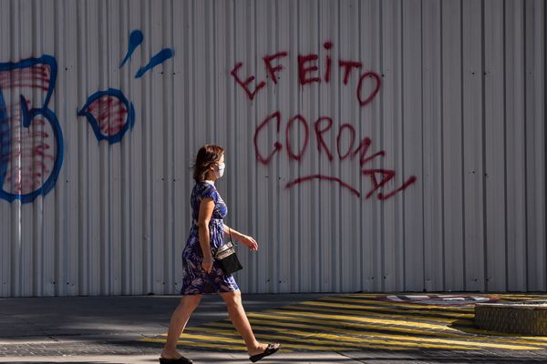 Vitória - ES - Pichação sobre o coronavírus em tapume na avenida Saturnino de Brito, Praia do Canto. . 