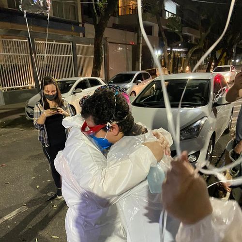 Garoto de 11 anos está vivendo com os avós e queria um abraço de aniversário; a médica Fernanda Cypreste trabalha em um hospital de Vitória