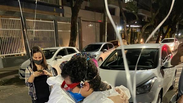 Garoto de 11 anos está vivendo com os avós e queria um abraço de aniversário; a médica Fernanda Cypreste trabalha em um hospital de Vitória