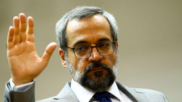 Ministro da Educação prestou depoimento à Polícia Federal nesta sexta (29) para esclarecer afirmação feita em reunião ministerial de que, por ele, botaria 'esses vagabundos todos na cadeia, começando pelo STF'