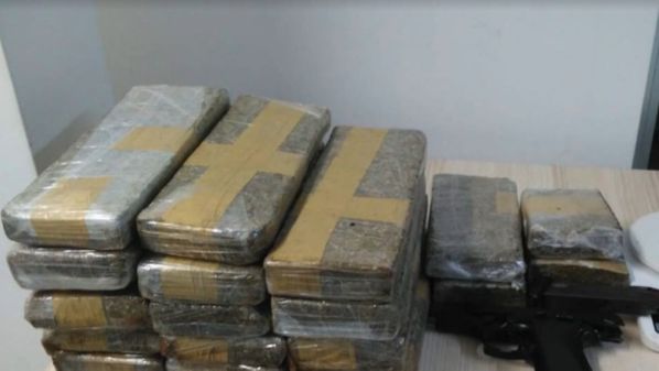 Os dois militares estavam acompanhados de um delegado da Polícia Civil quando foram encontrados com drogas