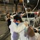 Imagem - Menino recebe abraço seguro da mãe médica em festa surpresa no ES