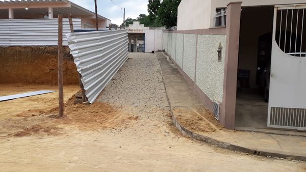 A casa de José Enis Rodrigues ao lado da futura capela mortuária e na rua de acesso ao cemitério