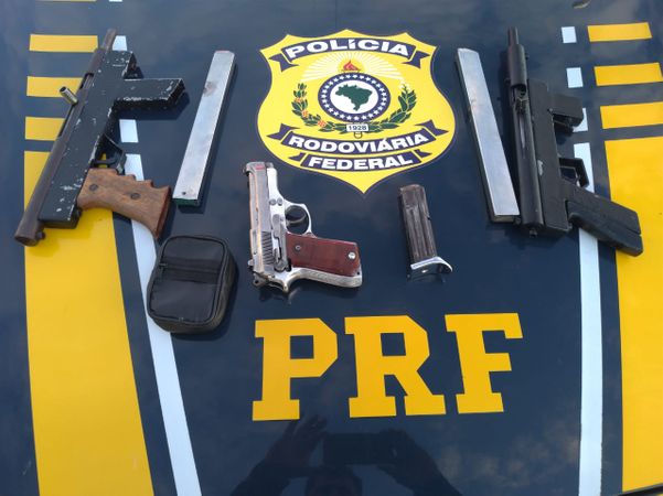 A Polícia Rodoviária Federal apreendeu armas e munições em um carro na BR 101, em Sooretama, nesta quinta-feira (28)